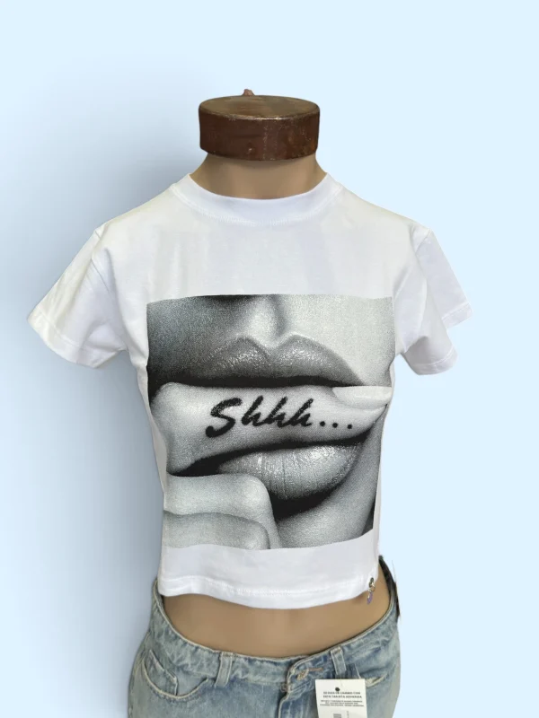 Remera colgante